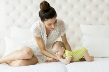 Jeune maman avec son bébé