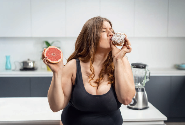 femme qui mange femme qui mange