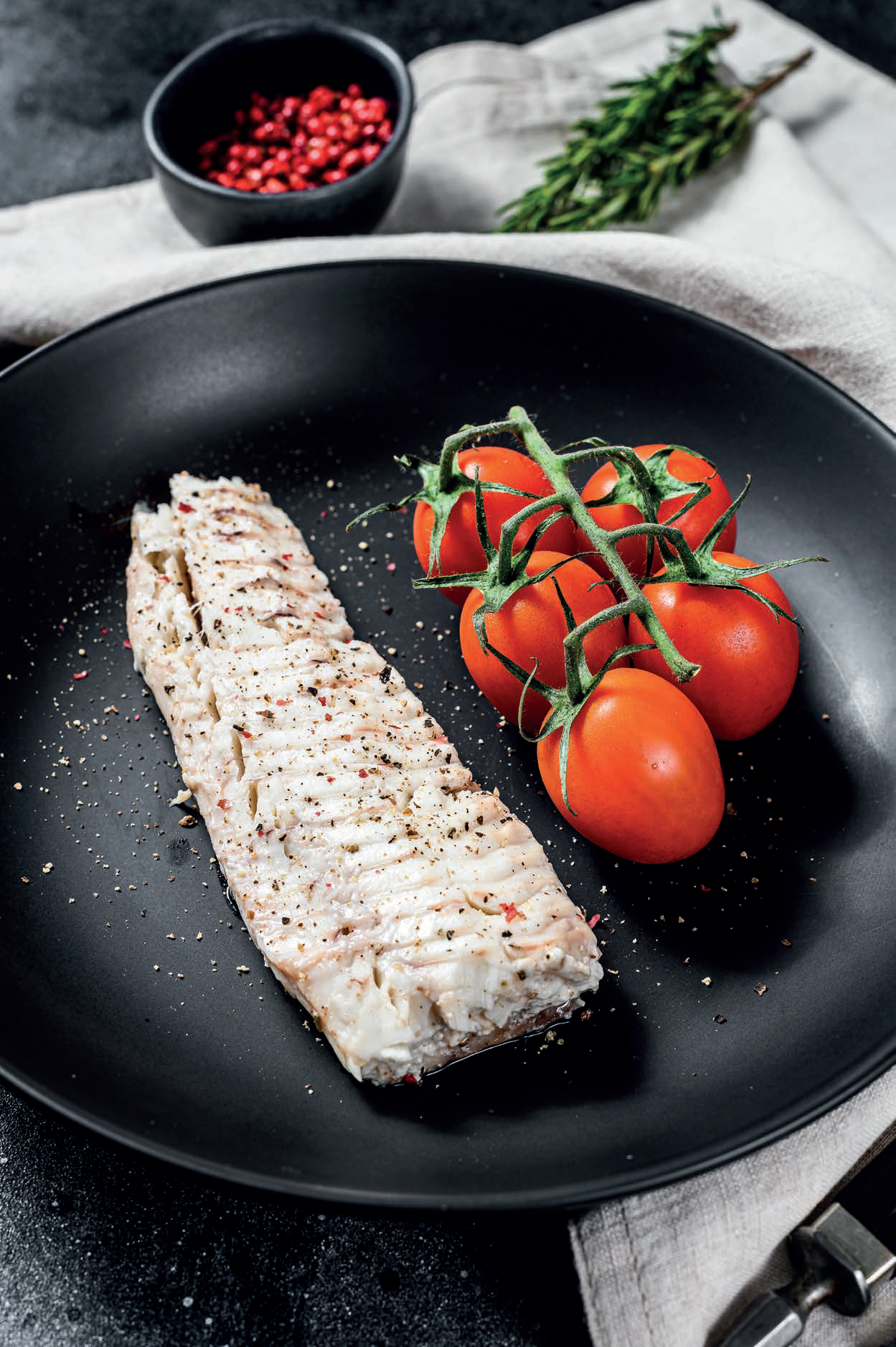 Cabillaud et salade d'épinards aux tomates séchées